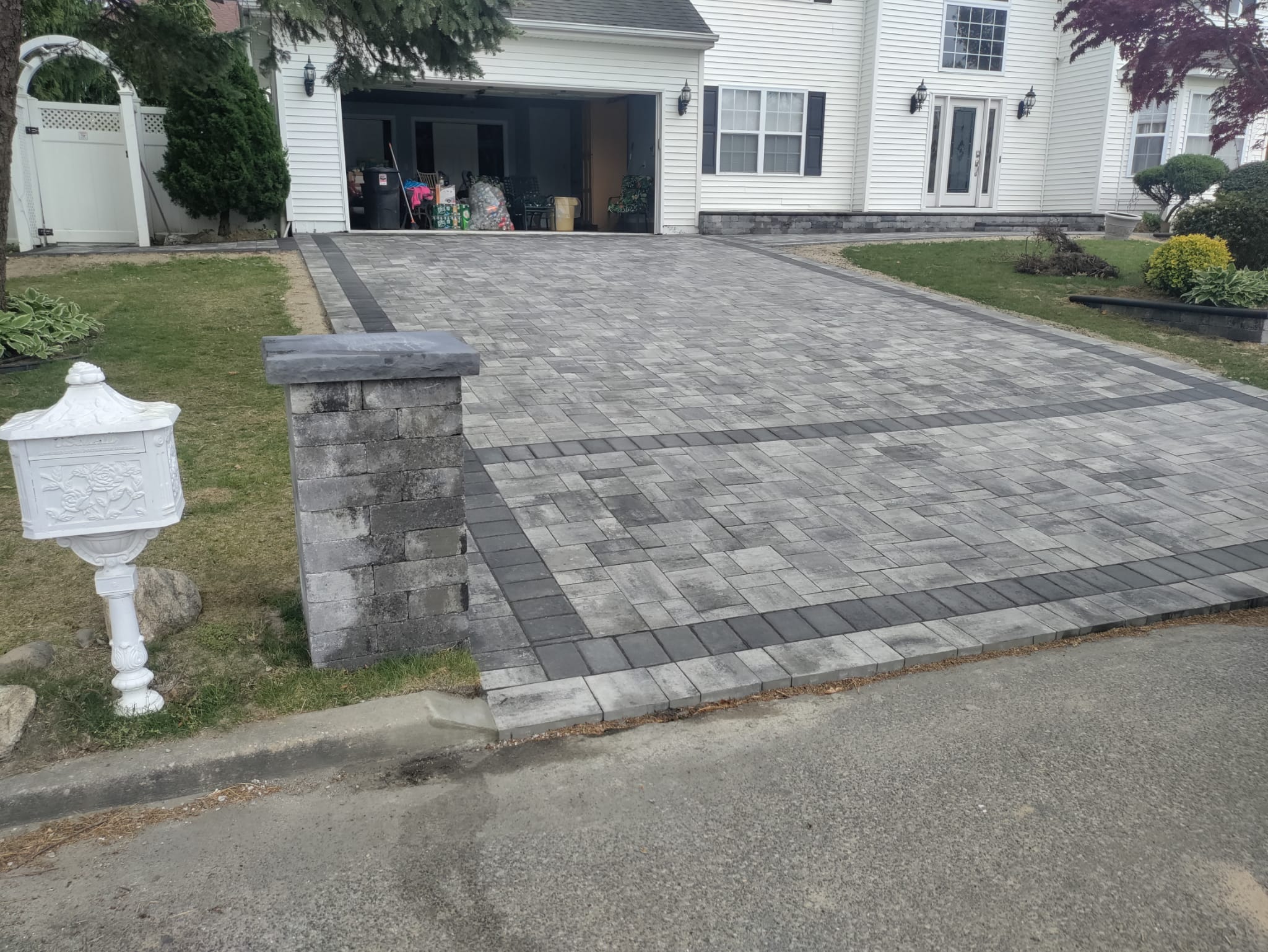 Paver driveway with charcoal border
